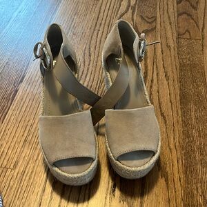 Marc Fisher Gray Platform Sandels - New with tags! Size 7!